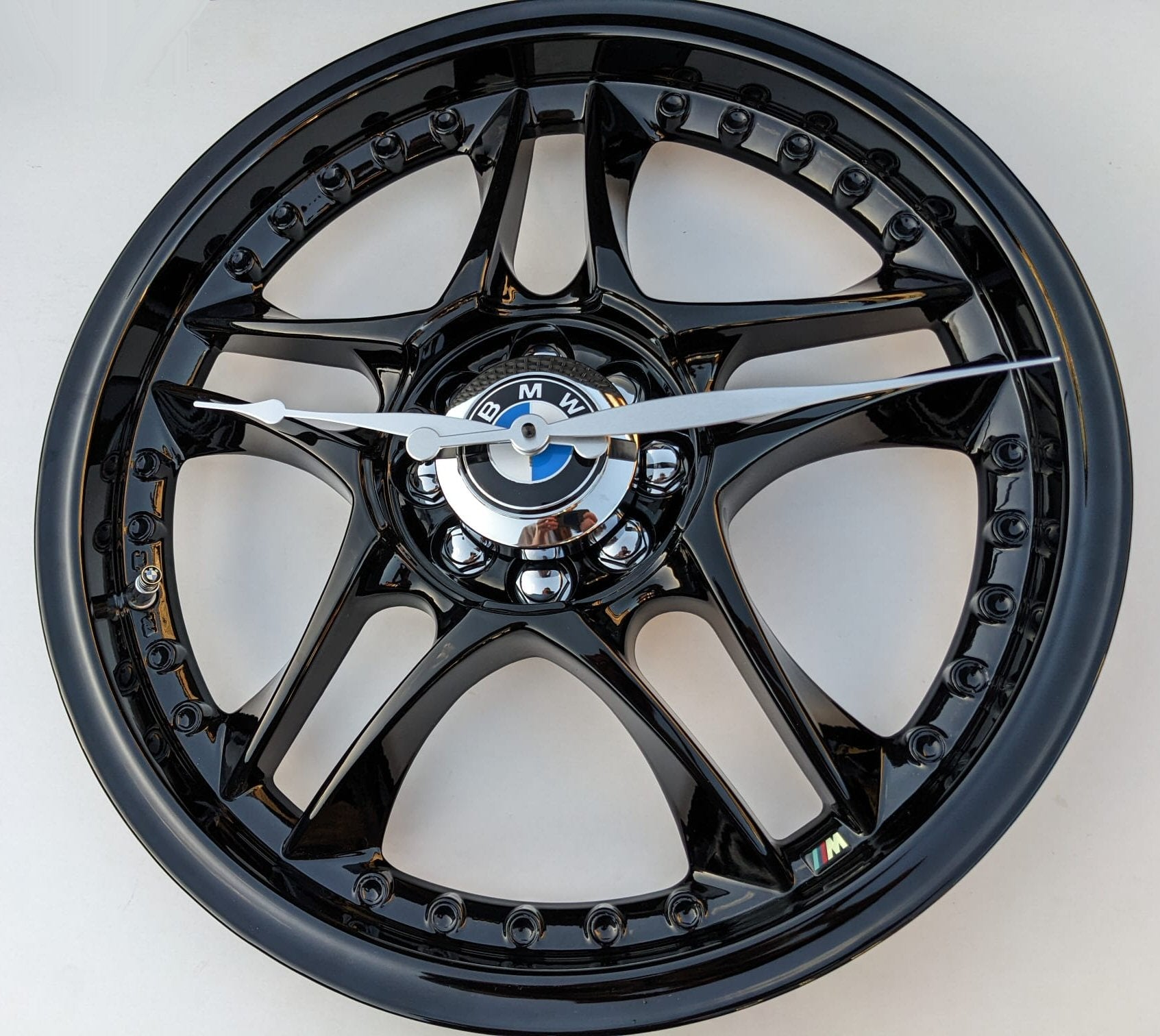 Alloy Wheel upcycled to stunning Ferrari Wheel wall clock – Vyconic
